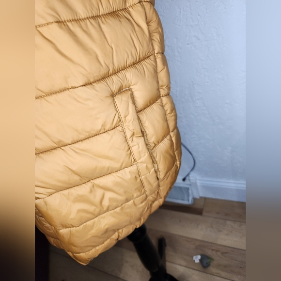 Swiss Tech puffer vest size small - Picture 10 of 14